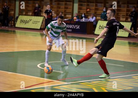 Non exclusif: IVANO-FRANKIVSK, UKRAINE - 29 OCTOBRE 2021 - Forward Sebastian Camilo Sanchez Nagles (L) de PFC Liqeni Drenas et forward Mykola Gryts Banque D'Images