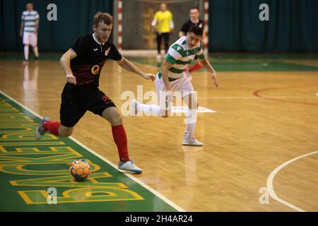 Non exclusif: IVANO-FRANKIVSK, UKRAINE - 29 OCTOBRE 2021 - le défenseur Nazar Shved (L) de PFC Uragan Ivano-Frankivsk et l'avant Sebastian Camilo Sanch Banque D'Images