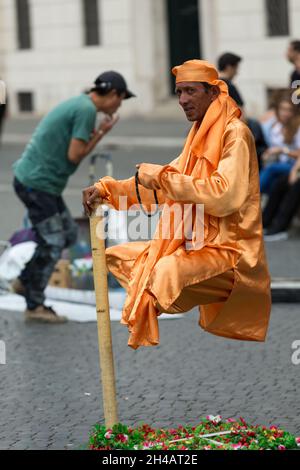 ROME, ITALY - JUNE 12, 2015: Indian Fakirs performing levitation trick in Rome, Italy Banque D'Images