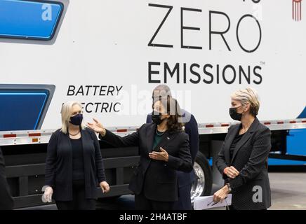 Le vice-président des États-Unis Kamala Harris (2-R) s'entretient avec la secrétaire à l'énergie des États-Unis Jennifer Granholm (L), le sénateur américain Kirsten Gilliband (démocrate de New York), le représentant des États-Unis Gregory Meeks (démocrate de New York)(Contexte) lors d'une visite et d'une présentation de grands véhicules économes en énergie et de solutions d'énergie propre lors d'un événement dans un hangar de l'administration portuaire de New York et du New Jersey à l'aéroport international John F. Kennedy dans le quartier Queens de New York, New York, États-Unis, 01 novembre 2021. Crédit :Justin Lane/Pool via CNP/MediaPunch Banque D'Images