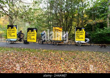 Glasgow, Écosse, Royaume-Uni.1er novembre 2021.COP26 - l'engagement du journal Guardian en faveur de la couverture environnementale est promu au parc Kelvingrove au cours de la COP26 crédit: Kay Roxby/Alay Live News Banque D'Images