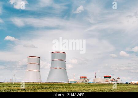 Centrale nucléaire bélarussienne dans le district d'Ostrovets.Field autour de la centrale nucléaire.Bélarus. Banque D'Images