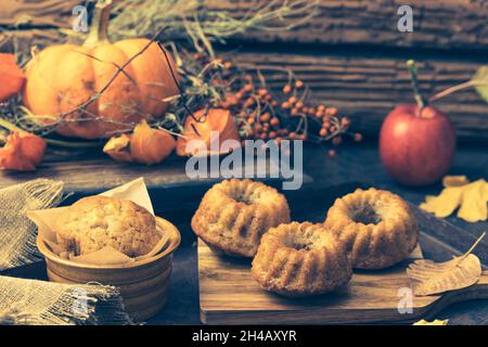 Mini pomme maison guglhupf, petits gâteaux, muffins, sur fond rustique avec décoration d'automne Banque D'Images