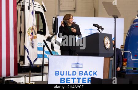 New York, New York, États-Unis.1er novembre 2021.Le vice-président des États-Unis, Kamala Harris, se présente à un événement faisant la promotion de l'ordre du jour de Biden administrations Build Back Better et des solutions d'énergie propre dans une administration portuaire de New York et dans un hangar du New Jersey à l'aéroport international John F. Kennedy, dans le quartier Queens de New York,New York, États-Unis, 01 novembre 2021.Crédit : Justin Lane/Pool via CNP/dpa/Alay Live News Banque D'Images