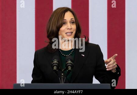 New York, New York, États-Unis.1er novembre 2021.Le vice-président des États-Unis, Kamala Harris, s'exprime lors d'un événement faisant la promotion du Biden administrations Build Back Better agenda et des solutions d'énergie propre dans une administration portuaire de New York et dans le hangar du New Jersey à l'aéroport international John F. Kennedy dans le quartier Queens de New York, New York, États-Unis,01 novembre 2021.Crédit : Justin Lane/Pool via CNP/dpa/Alay Live News Banque D'Images