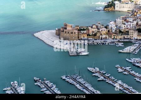 Vue sur la ville et le port de Castellammare del Golfo en Sicile, Italie. Banque D'Images