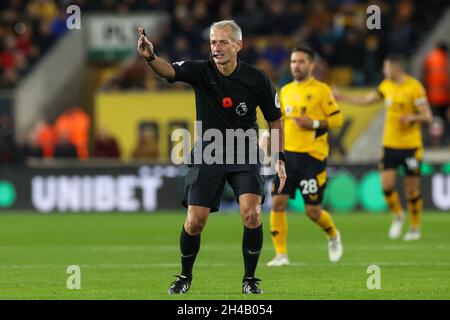 L'arbitre Martin Atkinson donne un coup de pied gratuit à Wolverhampton Wanderers Banque D'Images