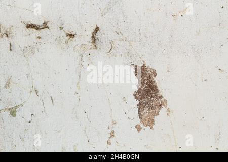 Un mur blanc rayé et cassé en vue rapprochée Banque D'Images