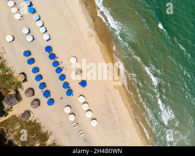 Vue aérienne de la mer de Chine méridionale émeraude, plage, parasols et chaises longues, Vietnam Banque D'Images