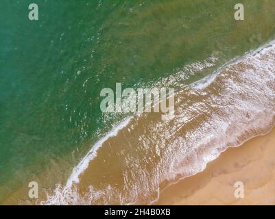 Vue aérienne de la belle plage vide par émeraude Mer de Chine du Sud, Vietnam Banque D'Images