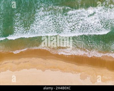 Vue aérienne de la belle plage vide par émeraude Mer de Chine du Sud, Vietnam Banque D'Images