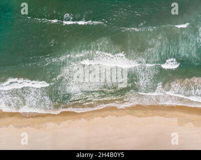 Vue aérienne de la belle plage vide par émeraude Mer de Chine du Sud, Vietnam Banque D'Images