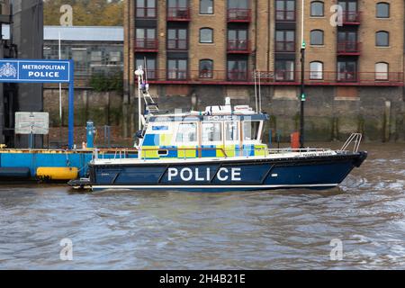 Un bateau Targa 31 appartenant à la police métropolitaine, amarré sur la Tamise à Londres, Royaume-Uni Banque D'Images