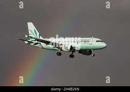 5B-DCW, l'un des deux Airbus A319-114s exploités par la Cyprus Airways récemment réformée, sur l'approche finale de l'aéroport international de Prestwick à Ayrshire, en Écosse.L'avion était en Écosse pour amener les délégués chypriotes au sommet de la COP26 qui s'est tenu à Glasgow, à proximité. Banque D'Images