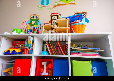 POZNAN, POLOGNE - 05 mars 2016 : une bibliothèque remplie de livres et de jouets dans une salle de jeux Banque D'Images