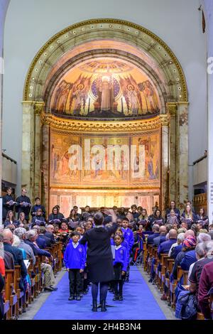 La chapelle des gardes, Birdcage Walk, Londres, Royaume-Uni.1er novembre 2020.Les musiciens de cérémonie d’État de la Division des ménages jouent le titre de «Cenotaph Requiem» à 19h00, le lundi 1er novembre 2021, dans la Chapelle des gardes, à Londres, pour marquer le début de la période du souvenir.Les bandes de la Division des ménages et du Musée des gardes, ainsi que la musique du Commonwealth, présentent le Cenotaph Requiem, une composition originale du lieutenant-colonel Simon Haw MBE.Un acte universel du souvenir qui est consacré à sa Majesté la Reine.Crédit : Malcolm Park/Alay Live News. Banque D'Images