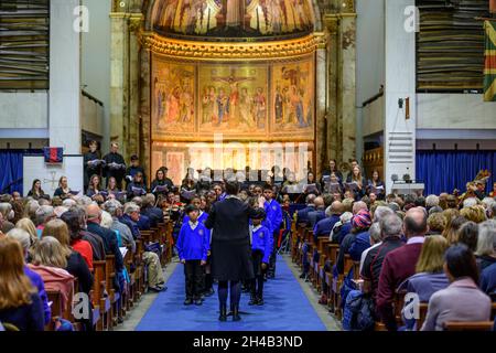 La chapelle des gardes, Birdcage Walk, Londres, Royaume-Uni.1er novembre 2020.Les musiciens de cérémonie d’État de la Division des ménages jouent le titre de «Cenotaph Requiem» à 19h00, le lundi 1er novembre 2021, dans la Chapelle des gardes, à Londres, pour marquer le début de la période du souvenir.Les bandes de la Division des ménages et du Musée des gardes, ainsi que la musique du Commonwealth, présentent le Cenotaph Requiem, une composition originale du lieutenant-colonel Simon Haw MBE.Un acte universel du souvenir qui est consacré à sa Majesté la Reine.Crédit : Malcolm Park/Alay Live News. Banque D'Images