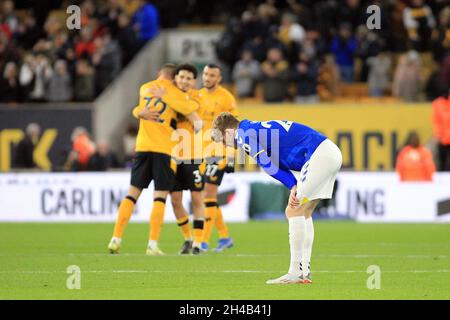 Wolverhampton, Royaume-Uni.1er novembre 2021.Anthony Gordon, d'Everton, semble découragé par le coup de sifflet final alors que les joueurs de Wolves célèbrent leur victoire en arrière-plan.Match de la Premier League, Wolverhampton Wanderers contre Everton au stade Molineux de Wolverhampton, en Angleterre, le lundi 1er novembre 2021. Cette image ne peut être utilisée qu'à des fins éditoriales.Utilisation éditoriale uniquement, licence requise pour une utilisation commerciale.Aucune utilisation dans les Paris, les jeux ou les publications d'un seul club/ligue/joueur. photo par Steffan Bowen/Andrew Orchard sports photographie/Alay Live news crédit: Andrew Orchard sports photographie/Alay Live News Banque D'Images