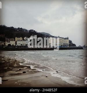 Vue sur la jetée et le Grand Hotel depuis la rive nord de Llandudno Banque D'Images