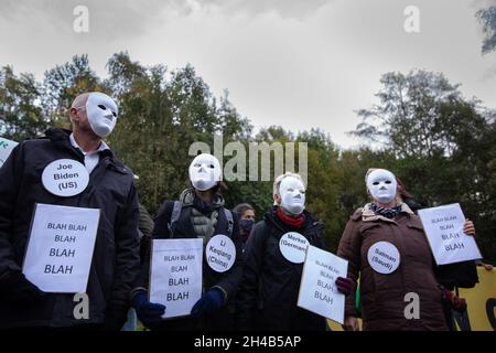 Glasgow, Royaume-Uni.Les activistes qui incarnaient des politiciens tiennent des cartes à la lecture de ÒBlah, Blah, BlahÓ, une citation d'un récent discours de Greta Thunberg, le vendredi pour un futur rassemblement activiste près de la 26e Conférence des Nations Unies sur les changements climatiques, connue sous le nom de COP26, à Glasgow, au Royaume-Uni, le 1er novembre 2021.Photo: Jeremy Sutton-Hibbert/ Alamy Live News. Banque D'Images