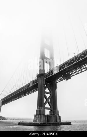 Célèbre pont du Golden Gate à San Francisco par une journée farade, USA Banque D'Images