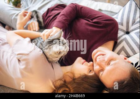 Un couple adorable qui s'est couché sur le lit Banque D'Images