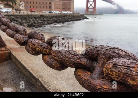 Belle vieille clôture de chaîne de maillons au Golden Gate Bridge à San Francisco, Etats-Unis Banque D'Images