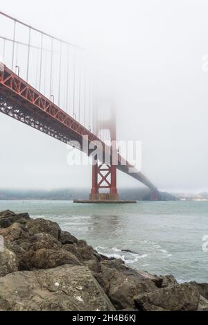 Pittoresque Golden Gate Bridge dans le brouillard de fort Poin, San Francisco, États-Unis Banque D'Images