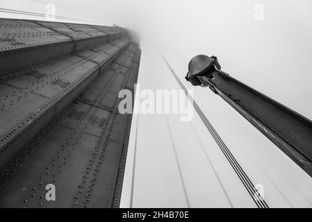 Sous un pilier géant du Golden Gate Bridge, San Francisco, Etats-Unis Banque D'Images