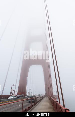 Sous un pilier géant du Golden Gate Bridge, San Francisco, Etats-Unis Banque D'Images