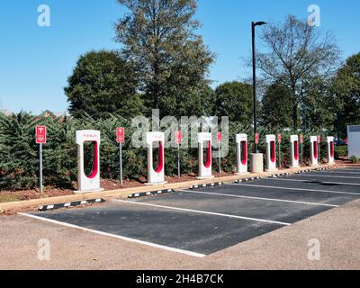 Stations de recharge de voitures électriques Tesla pour les voitures écologiques dans un parking de centre commercial à Montgomery Alabama, Etats-Unis. Banque D'Images