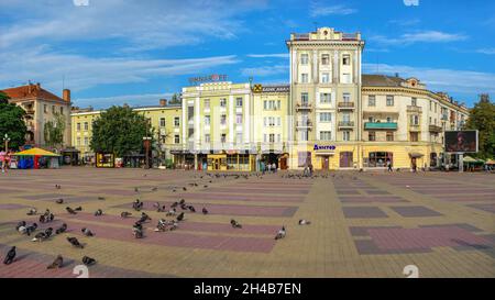 Ternopil, Ukraine 06.07.2021.Place du théâtre à Ternopil, en Ukraine, le matin ensoleillé de l'été Banque D'Images