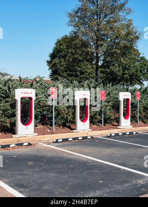 Stations de recharge de voitures électriques Tesla pour les voitures écologiques dans un parking de centre commercial à Montgomery Alabama, Etats-Unis. Banque D'Images