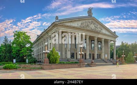 Ternopil, Ukraine 06.07.2021.Théâtre de Drama à Ternopil, en Ukraine, le matin ensoleillé de l'été Banque D'Images