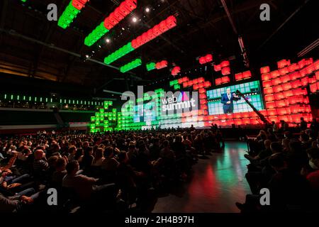 Lisbonne, Portugal.1er novembre 2021.Vue générale de la scène du centre de l'arène d'Altice durant la soirée d'ouverture du Sommet du Web 2021.le Sommet du Web a commencé à Lisbonne.C'est l'une des plus grandes conférences technologiques au monde et aussi un point de rencontre pour le débat sur l'évolution technologique dans la vie des gens.Cette année, environ 40.000 participants sont attendus au Sommet du Web.Crédit : SOPA Images Limited/Alamy Live News Banque D'Images