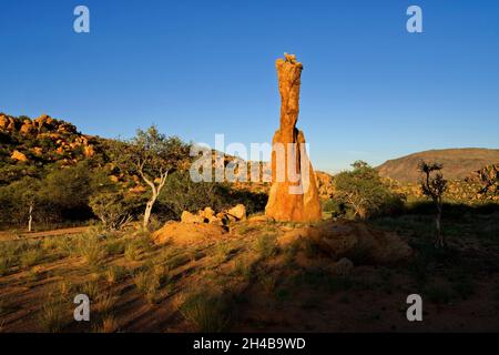 Omandumba guest Farm (ferme) : l'aiguille de granit dans les montagnes Erongo, près de Omaruru, Erongo, Namibie Région Banque D'Images