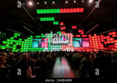 Lisbonne, Portugal.1er novembre 2021.Vue générale de la scène du centre de l'arène d'Altice durant la soirée d'ouverture du Sommet du Web 2021.le Sommet du Web a commencé à Lisbonne.C'est l'une des plus grandes conférences technologiques au monde et aussi un point de rencontre pour le débat sur l'évolution technologique dans la vie des gens.Cette année, environ 40.000 participants sont attendus au Sommet du Web.(Photo de Hugo Amaral/SOPA Images/Sipa USA) crédit: SIPA USA/Alay Live News Banque D'Images