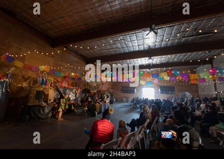 Des membres des danseurs Huecha Omeyocan Aztec se produisent à la Dia de los Muertos Community Celebration à Tieton, Washington, le dimanche 31 octobre 2021 Banque D'Images