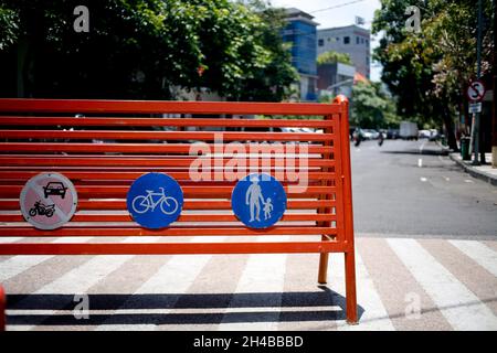 signalisation routière sur la clôture Banque D'Images