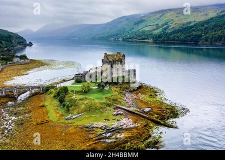 Vue aérienne d'un magnifique château écossais sur les rives d'un loch marin (Eilean Donan, Highlands) Banque D'Images