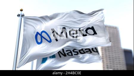 Menlo Park, CA, Etats-Unis, octobre 28 2021 : les drapeaux de Meta et Nasdaq agitant dans le vent.Meta est une société de technologie qui remplacera Facebook Inc Banque D'Images