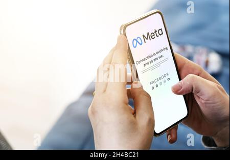 Menlo Park, CA, Etats-Unis, octobre 28 2021: Femme tenant le téléphone avec l'application mobile Meta sur l'écran.Meta est une société de technologie qui remplace Facebook Banque D'Images