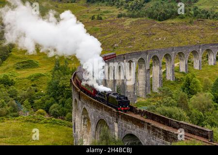 Viaduc long incurvé dans les Highlands écossais (Glenfinnan) Banque D'Images