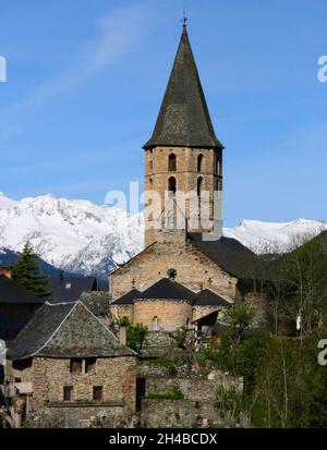 Église de Salardu avec son grand clocher et sa flèche et ses montagnes enneigées à Salardu, Vallée de l'Arun, Pyrénées, Espagne Banque D'Images