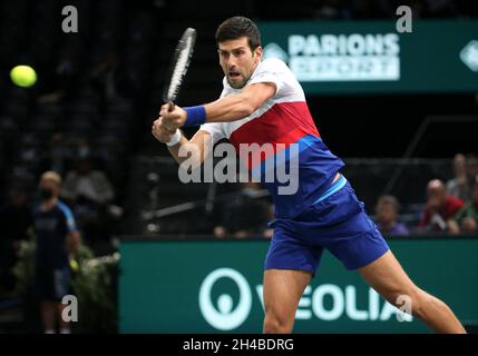 Paris, France.1er novembre 2021.Novak Djokovic de Serbie lors du 1er jour des Rolex Paris Masters 2021, un tournoi de tennis ATP Masters 1000 le 1er novembre 2021 à l'Accor Arena de Paris, France - photo Jean Catuffe/DPPI crédit: DPPI Media/Alay Live News Banque D'Images