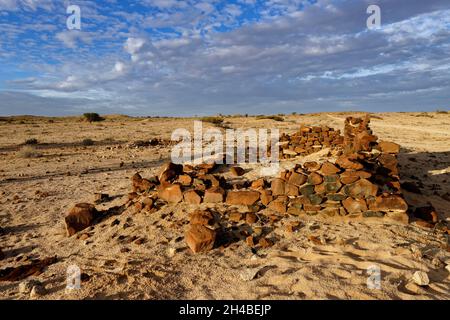 Ferme Wüstenquell (Wuestenquesell Guest Farm): Ruines (ancien poste de police) de l'époque coloniale allemande dans le désert du Namib, Distrikt Karibib, Namibie Banque D'Images