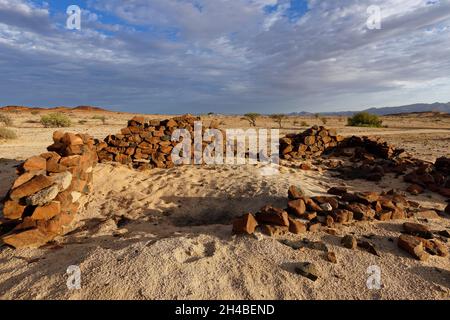 Ferme Wüstenquell (Wuestenquesell Guest Farm): Ruines (ancien poste de police) de l'époque coloniale allemande dans le désert du Namib, Distrikt Karibib, Namibie Banque D'Images