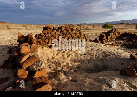 Ferme Wüstenquell (Wuestenquesell Guest Farm): Ruines (ancien poste de police) de l'époque coloniale allemande dans le désert du Namib, Distrikt Karibib, Namibie Banque D'Images