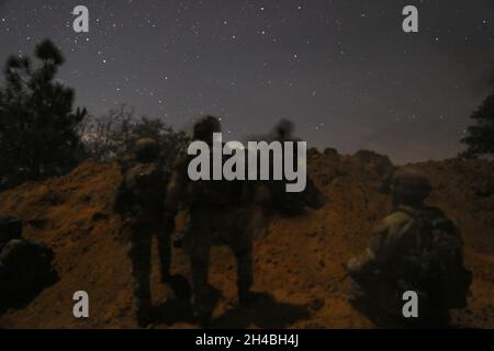 Les parachutistes affectés à '2 Fury', 2-508e Régiment d'infanterie de parachutistes, 82e Division aéroportée, effectuent un exercice d'entraînement d'armes combinées le 27 octobre 2021 à fort Bragg, en Caroline du Nord. Banque D'Images