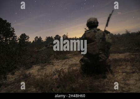 Les parachutistes affectés à '2 Fury', 2-508e Régiment d'infanterie de parachutistes, 82e Division aéroportée, effectuent un exercice d'entraînement d'armes combinées le 27 octobre 2021 à fort Bragg, en Caroline du Nord. Banque D'Images